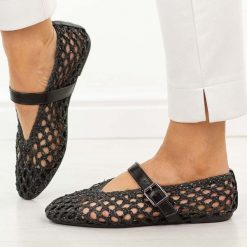 Czarne przewiewne baleriny damskie T.Sokolski 137. Czarne baleriny damskie Sokolski, w ażurowe wzory, z jeansu, bez obcasa, na płaskiej podeszwie. W wyprzedaży za 157.52 zł.