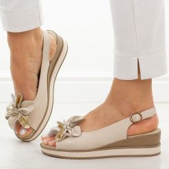 Beżowe skórzane sandały damskie na koturnie T.Sokolski L26-679. Brązowe sandały damskie Sokolski, z aplikacjami, ze skóry, bez obcasa, na koturnie. Za 219.00 zł.