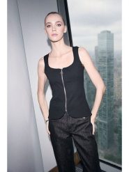 Trendyol Bluzka w kolorze czarnym rozmiar: L. Czarne bluzki damskie Trendyol, l, bez wzorów, bez kołnierzyka, bez ramiączek. Za 86.99 zł.