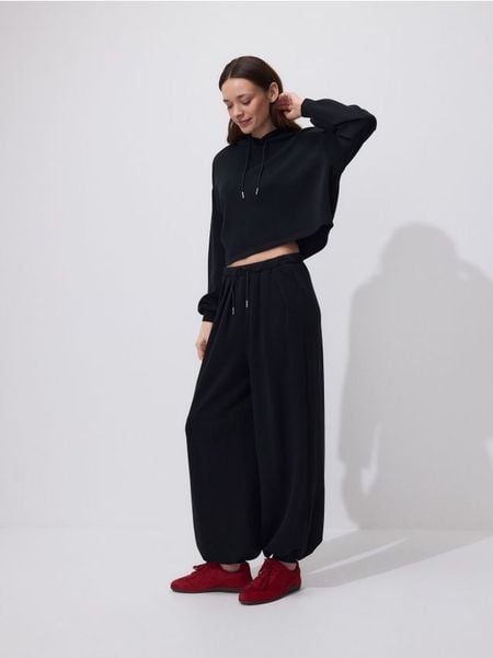 Krótka bluza z wiskozą - czarny. Czarne bluzy bez kaptura damskie Reserved, l, z dzianiny. Za 89.99 zł.