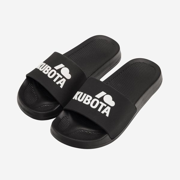 Klapki Kubota Basenowe Basic Czarne. Czarne klapki damskie Kubota, bez wzorów, z materiału, bez obcasa. W wyprzedaży za 49.99 zł.
