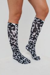 Skarpetki narciarskie / snowboardowe Penfold Collab. Białe skarpetki damskie OOSC, bez wzorów, z elastanu. Za 132.99 zł.