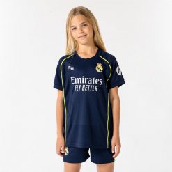 Real Madryt koszulka junior RM25C2P granatowy 140. Niebieskie t-shirty damskie Real Madrid, z poliesteru, bez ramiączek, do piłki nożnej. Za 199.00 zł.