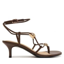 Sandały Guess. Brązowe sandały damskie Guess, z aplikacjami, bez obcasa, na szpilce. Za 494.99 zł.