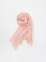 Gładki szal z modalu - różowy. Czerwone szaliki i kominy damskie Reserved, bez wzorów. W wyprzedaży za 22.99 zł.