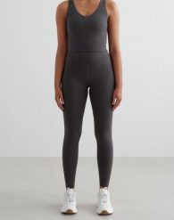 Damskie legginsy wysoki stan, odprowadzające pot, squat proof Sense Tall szare. Szare legginsy damskie Aim'n, s, bez wzorów, z elastanu, z podwyższonym stanem, na fitness i siłownię. Za 301.00 zł.