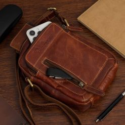 Torba męska skórzana na ramię mała listonoszka brązowa nubuk Beltimore N21. Brązowe torby męskie na ramię bez wzorów, z nubiku, na ramię, małe. Za 159.99 zł.