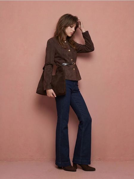 Żakiet slim fit z ozdobnymi guzikami i paskiem - brązowy. Brązowe marynarki i żakiety damskie Sinsay, l, bez wzorów. Za 79.99 zł.