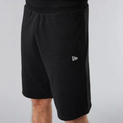 Szorty New Era Essentials. Czarne szorty męskie New Era, na lato, bez wzorów. Za 221.00 zł.