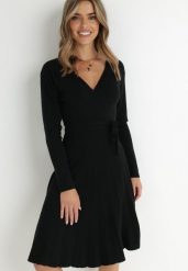 Czarna Sukienka Dzianinowa z Wiązaniem i Plisowanym Dołem Cilladia. Czarne sukienki damskie Born2be, s, bez wzorów, z dzianiny, eleganckie, bez kołnierzyka, bez ramiączek, midi, kopertowe. W wyprzedaży za 111.99 zł.