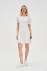 Bawełniana sukienka z odkrytymi plecami biała. Białe sukienki damskie MOODO, l, bez wzorów, z bawełny, bez kołnierzyka, bez ramiączek. Za 139.99 zł.