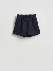 Szorty z lnem i wiskozą - granatowy. Niebieskie szorty damskie Reserved, bez wzorów, z wiskozy. Za 89.99 zł.