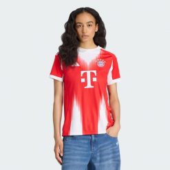 Koszulka FC Bayern 25/26 Home. Czerwone bluzki damskie Adidas, bez wzorów, sportowe, bez kołnierzyka, bez ramiączek. Za 439.00 zł.