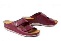 DR. BRINKMANN 700777-41 bordeaux, klapki damskie. Czerwone klapki damskie Dr. Brinkmann, bez wzorów, ze skóry, bez obcasa, na koturnie. Za 229.90 zł.