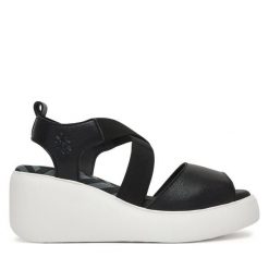 Sandały Fly London. Czarne sandały damskie Fly London, bez wzorów, bez obcasa, na koturnie. Za 547.99 zł.
