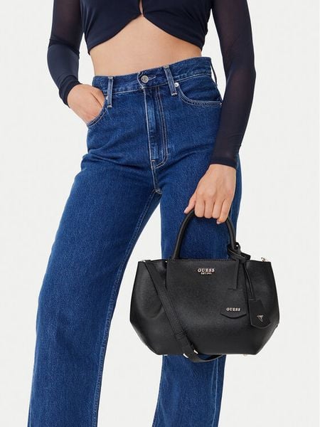 Guess Torebka Amorette HWBG78 98060 Czarny. Czarne torebki klasyczne damskie Guess, z aplikacjami, ze skóry, bez dodatków. Za 419.99 zł.