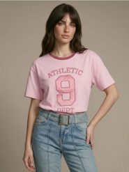 Bawełniana koszulka z haftowanym napisem Athletic - różowy. Czerwone t-shirty damskie Sinsay, l, bez wzorów, z bawełny, bez kołnierzyka. Za 29.99 zł.