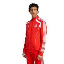 Kurtka dresowa Bayern Monachium UBP 2025/26. Białe kurtki męskie Adidas, bez wzorów, z dresówki, sportowe, bez kaptura. W wyprzedaży za 268.50 zł.