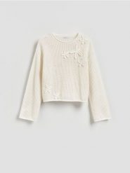 Sweter z ozdobną aplikacją - kremowy. Białe swetry klasyczne damskie Reserved, l, z bawełny, bez kołnierzyka. Za 119.99 zł.