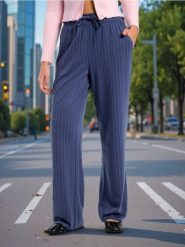 Spodnie wide leg w pionowe paski - granatowy. Niebieskie spodnie materiałowe damskie Sinsay, bez wzorów. W wyprzedaży za 24.99 zł.