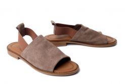 Artiker Relaks 58C2169 viosone suede, sandały damskie. Brązowe sandały damskie Artiker Relaks, bez wzorów, z nubiku, bez obcasa. Za 194.90 zł.