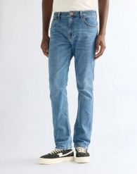 SPODNIE MĘSKIE WRANGLER GREENSBORO HALO 112386845. Spodnie materiałowe męskie Wrangler, bez wzorów, z jeansu. Za 269.99 zł.