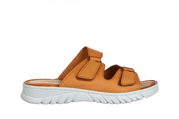 Klapki Bayla-161 016 3003 Coconut 161660, Brązowy, Skóra naturalna - 39. Brązowe klapki damskie Bayla, bez wzorów, z materiału, bez obcasa, na płaskiej podeszwie. W wyprzedaży za 179.10 zł.