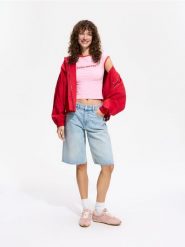Dopasowany t-shirt z napisem - różowy. Czerwone t-shirty damskie Reserved, l, bez wzorów, z bawełny, bez kołnierzyka. Za 49.99 zł.