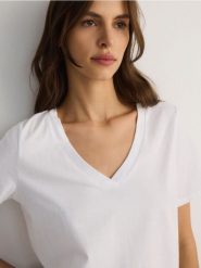 T-shirt regular z dekotem V - biały. Białe t-shirty damskie Reserved, l, bez wzorów, z bawełny, bez kołnierzyka. Za 35.99 zł.