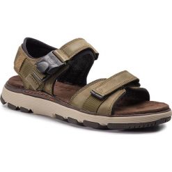 Sandały CLARKS - Un Trek Part 261416047 Dark Olive Nubuck. Zielone sandały męskie Clarks, z materiału, bez zapięcia. W wyprzedaży za 269.00 zł.
