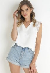 Biała Bluzka Top z Ażurową Falbanką Wokół Ramion z Tkaniny Plumeti Vinda. Białe topy damskie Born2be, l, w ażurowe wzory, z koronki, bez kołnierzyka. Za 49.99 zł.