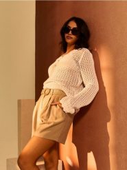 Wiskozowe szorty z zakładkami i paskiem - kremowy. Białe szorty damskie Sinsay, bez wzorów, z wiskozy. Za 49.99 zł.