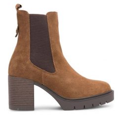 Botki Lasocki. Brązowe botki damskie Lasocki, bez obcasa, na słupku, bez zapięcia. Za 269.99 zł.