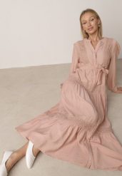 Jasnoróżowa Rozkloszowana Sukienka z Wiskozy z Wiązanym Paskiem i Koronką Reivoria. Czerwone sukienki damskie Born2be, na spacer, l, z aplikacjami, z koronki, klasyczne, bez kołnierzyka, bez ramiączek, maxi, rozkloszowane. Za 179.99 zł.