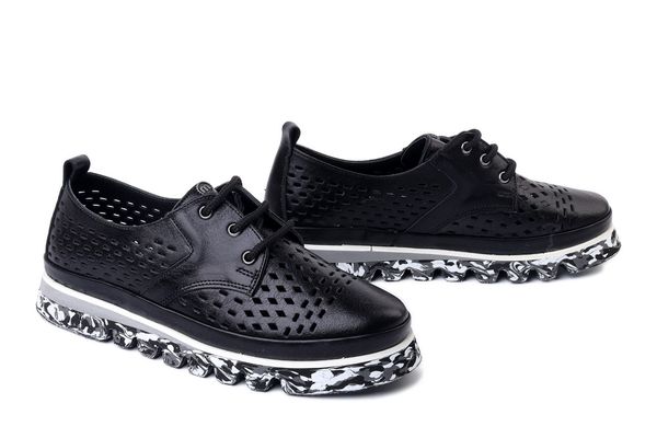 MANITU 850159-01 schwarz, półbuty damskie. Czarne półbuty damskie Manitu, w ażurowe wzory, ze skóry, bez obcasa. Za 297.42 zł.