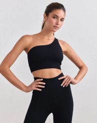 Damski biustonosz sportowy prążkowany bezszwowy na jedno ramię czarny. Czarne biustonosze sportowe damskie Aim'n, bez wzorów, z elastanu. Za 172.00 zł.