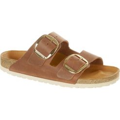 Klapki damskie Birkenstock Arizona. Brązowe klapki damskie Birkenstock, bez wzorów, z materiału, bez obcasa. Za 682.35 zł.