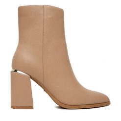 Botki Nine West. Brązowe botki damskie Nine West, bez obcasa, na słupku, bez zapięcia. Za 279.99 zł.