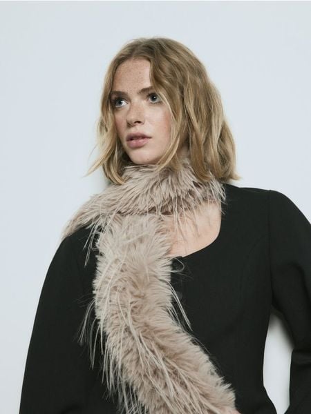 Szalik ze sztucznego futerka - brązowy. Brązowe szaliki i kominy damskie Reserved, bez wzorów. Za 99.99 zł.