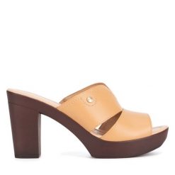 Klapki Lasocki. Brązowe klapki damskie Lasocki, bez wzorów, bez obcasa. Za 169.99 zł.