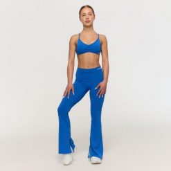 Spodnie damskie fitness flare niebieskie Fierce V-Back. Niebieskie spodnie sportowe damskie GYMBEAM, m, z materiału, na fitness i siłownię. Za 126.90 zł.