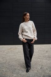 Sweter z aplikacją beżowy. Brązowe swetry klasyczne damskie MOODO, l, z poliamidu, bez kołnierzyka. Za 159.99 zł.