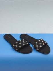 Klapki - czarny. Czarne klapki damskie Sinsay, bez wzorów, bez obcasa, na płaskiej podeszwie. Za 39.99 zł.