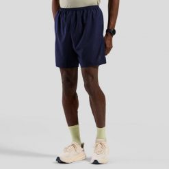 Spodenki męskie Odlo ESSENTIAL 6 INCH Short. Niebieskie szorty męskie Odlo, bez kołnierzyka. Za 179.99 zł.