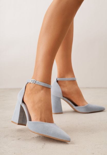 Niebieskie Czółenka z Imitacji Zamszu na Słupku z Noskiem w Szpic Violetto. Niebieskie czółenka damskie Born2be, bez wzorów, z jeansu, bez obcasa, na słupku. Za 89.99 zł.