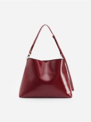 Torebka na ramię - czerwony. Czerwone torebki klasyczne damskie Reserved, bez wzorów, ze skóry, bez dodatków. Za 159.99 zł.