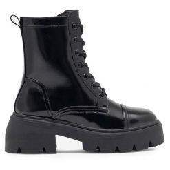 Trzewiki Jenny Fairy. Czarne botki damskie Jenny Fairy, bez obcasa, na słupku, bez zapięcia. Za 129.99 zł.