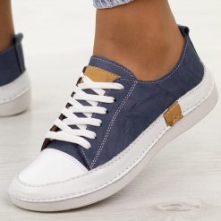 Granatowe skórzane półbuty damskie T.Sokolski 8260. Niebieskie półbuty damskie Sokolski, bez wzorów, z jeansu, eleganckie, z okrągłym noskiem, bez obcasa, na płaskiej podeszwie. Za 299.00 zł.