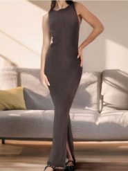 Dopasowana sukienka maxi w prążek - brązowy. Brązowe sukienki damskie Sinsay, l, bez wzorów, bez kołnierzyka, bez ramiączek, maxi, dopasowane. Za 59.99 zł.