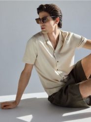 Sweter z krótkim rękawem - beżowy. Brązowe swetry męskie Reserved, l, bez wzorów, z bawełny, bez kołnierzyka. Za 139.99 zł.